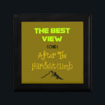 Inspirerend Motivating Hiking Quote Typografie Cadeaudoosje<br><div class="desc">Inspirerend citaat met interessante typografie en een kleine afbeelding in de bergen onderaan. Het citaat luidt: het beste uitzicht komt na de moeilijkste klimming. Spirituele, mystieke wijze woorden om asielzoekers, filosofen, diepe denkers en degenen die uitdagingen het hoofd bieden motiveren en aanmoedigen. Ik zou ook een beroep willen doen op...</div>