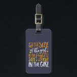 Inspirerend omvang van de strijd in het meisje bagagelabel<br><div class="desc">Inspirerend motivatie citaat om je te inspireren en anderen om je heen te motiveren. Prachtig gezegde over sterke en dappere meisjesjager, atleet, sportvrouwen. Het is niet de grootte van het meisje in het gevecht, maar de grootte van het gevecht in het meisje. Bepaling die ertoe doet. De achtergrondkleur kan in...</div>