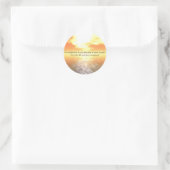 Inspirerend Oranje Zonsondergang Over Kalm Zee Naa Ronde Sticker (Tas)