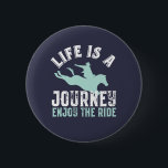 Inspirerend paardenprijsopgave geniet ronde button 5,7 cm<br><div class="desc">Het leven is een reis. Geniet van de rit. Inspirerend en motivatie paardenritsen zijn ontworpen voor mensen die graag op paard rijden of polosport beoefenen. Koele en in nood verkerende paardenkoopwaar voor de paardenliefhebber, de paardenrider of de schuurwerker. Ideaal om National I Love Horse Day te vieren. Geweldig kerstcadeau en...</div>