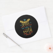 Inspirerend prijsopgave laat ons glimlachen de wer ronde sticker (Envelop)