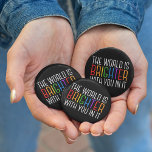 Inspirerend prijsopgave voor geestelijke gezondhei ronde button 5,7 cm<br><div class="desc">De wereld is helderder met jou erin. Wees een positieve kracht op de planeet met dit motivatie gelukscitaat voor een vriend met een depressie. Mooie LGBTQ gay pride inclusiviteit knop. Deel dit motivatie citaat dat geesten aanmoedigt en opheft met zijn bevestigingen. Perfect voor een psycholoog met depressieve geestelijke gezondheidspatiënten of...</div>