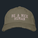 Inspirerend prijsquantingminimalistische typografi geborduurde pet<br><div class="desc">Eenvoudig inspirerend citaat in taupe en blush - Wees een mooi mens.</div>