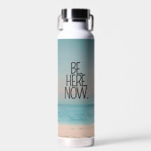Inspirerend Quote BE HERE NOW Beach Modern Waterfles (Voorkant)