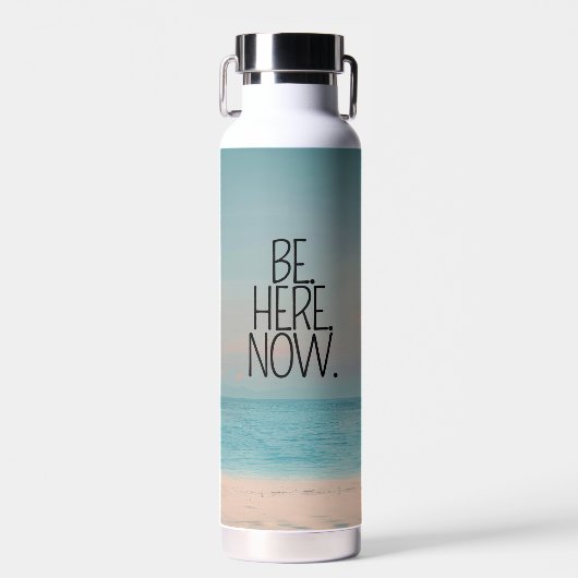 Inspirerend Quote BE HERE NOW Beach Modern Waterfles (Voorkant)