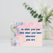 Inspirerend quote op een bloemenachtergrond briefkaart (Staand voorkant)