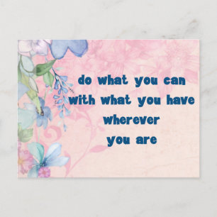 Inspirerend quote op een bloemenachtergrond briefkaart