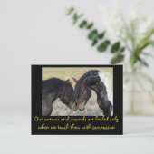 Inspirerend quote. Twee wilde paarden snuffelen Briefkaart (Staand voorkant)