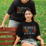 Inspirerend quote vrolijke positieve bevestiging t-shirt<br><div class="desc">De wereld is helderder met jou erin. Wees een positieve kracht op de planeet met dit motivatie gelukscitaat voor een vriend met een depressie. Mooie LGBTQ gay pride inclusiviteit t-shirt. Deel dit motivatie citaat dat geesten aanmoedigt en opheft met zijn bevestigingen. Perfect voor een psycholoog met depressieve geestelijke gezondheidspatiënten of...</div>
