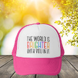 Inspirerend quote vrolijke positieve bevestiging trucker pet<br><div class="desc">De wereld is helderder met jou erin. Wees een positieve kracht op de planeet met dit motivatie gelukscitaat voor een vriend met een depressie. Mooie LGBTQ gay pride inclusiviteit pet. Deel dit motivatie citaat dat geesten aanmoedigt en opheft met zijn bevestigingen. Perfect voor een psycholoog met depressieve geestelijke gezondheidspatiënten of...</div>