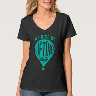 Inspirerend quote - we stijgen door anderen op te t-shirt