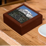 Inspirerend sereniteit gebed Mount Rainier Cadeaudoosje<br><div class="desc">Winkelinkten,  sieraden en andere kleine keepenkoeken in deze houten cadeaudoos met keramische tegel die voorzien is van het fotograferen afbeelding van de met sneeuw geplakte Mount Rainier samen met de inspirerend woorden van de Serenity Prayer. Selecteer de grootte en kleur van het cadeauvakje.</div>