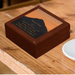 Inspirerend Serenity Prayer Mountain Sunset Cadeaudoosje<br><div class="desc">Winkelinkten,  juwelen en andere kleine keepenkoeken in deze houten cadeaudoos met keramische tegel die voorzien is van het minimale afbeelding van een dramatisch,  oranje zonsondergang en zwart bergsilhouet van de Mount Hood,  samen met de inspirerend woorden van de Serenity Prayer. Selecteer de grootte en kleur van het cadeauvakje.</div>