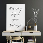 Inspirerend verheffende positiviteitscitaat in wit poster<br><div class="desc">Het is oké om je gevoelens te voelen - Inspirerend verheffende positiviteitscitaat in wit Poster</div>