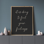 Inspirerend verheffende positiviteitsquote in zwar poster<br><div class="desc">Het is oké om je gevoelens te voelen - Inspirerend verheffende positiviteitscitaat in zwart Poster</div>
