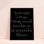 Inspirerend zomerprijsopgave — afdrukken poster<br><div class="desc">Deze kunstdruk kenmerkt elegante typografie in wit op een zwarte achtergrond. In het poster staat: "In de winter leerde ik eindelijk dat ik in mijn land een onoverwinnelijke zomer lag". Het herinnert ons eraan dat er altijd hoop is en dat we harde dingen kunnen doen. Zoek op internet als je...</div>