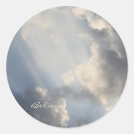 Inspirerend zonnestralen blauwe lucht ronde sticker