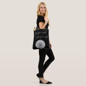 Inspirerend zwarte & witte dandelion macrofoto tote bag (Op model)