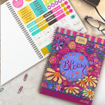 Inspirerende  bloemenbloei gepersonaliseerd plezie planner<br><div class="desc">Gepersonaliseerde Bloom planner van Inspirivity, een mooie metgezel die dient als een dagelijkse herinnering om uw gekozen woord te omarmen. Deze grillige bloemenplanner, gemaakt met handgetekende illustraties en belettering, heeft een plek voor jouw naam en jaar op de voorkant. De achterkant is versierd met leuke oranje stippen. Deze leuke planners,...</div>