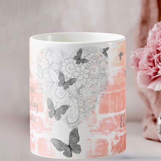 Inspirerende harten op een rustieke perzik koffiemok