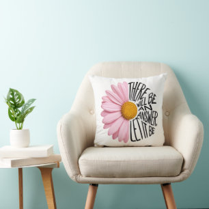 Inspirerende quote en roze madeliefje kussen