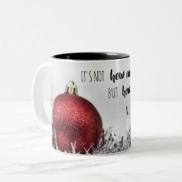 Inspirerende quote met rode glitter kerstbal tweekleurige koffiemok
