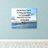 INSPIRERENDE ROMEINEN 8:28 BIJBELVERS CANVAS AFDRUK (Insitu (Houten vloer))