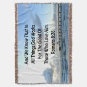 INSPIRERENDE ROMEINEN 8:28 BIJBELVERS DEKEN (Voorkant Verticaal)