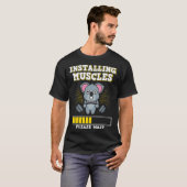 Installing Muscles Please Wait Strength Muscles We T-shirt (Voorkant volledig)