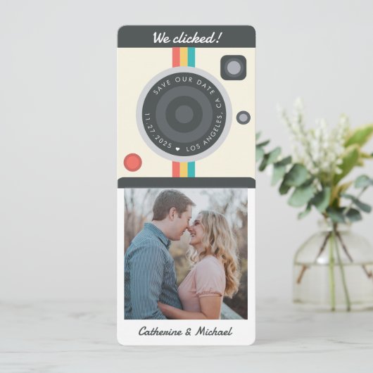 Instant Camera Koppel Foto Datum Locatie Uniek  Save The Date (Staand voorkant)