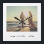 Instant foto Retro| Namen en huwelijksdatum toevoe Vierkante Klok<br><div class="desc">De muur van de vlinder die het blik van een onmiddellijke foto nabootst. Deze koele muurklok kenmerkt een minimaal ontwerp en een filter over uw foto om het een verouderde, retroblik (de filter kan worden veranderd of worden verwijderd door de aanpassingsknoop te klikken) te geven. Maakt een groot huwelijksgeschenk voor...</div>