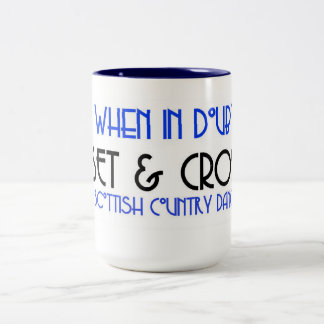 Instellen en kruisen tweekleurige koffiemok