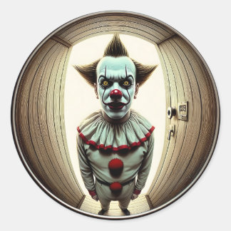 Intense clown die door de deuropening staart | Fis Ronde Sticker