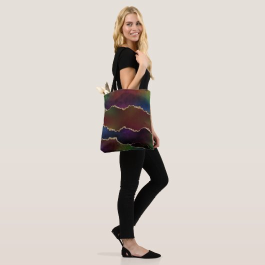 intense donkere agaat | Moody Rainbow Jewel Tone Tote Bag (Op model)
