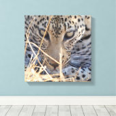INTENSE LEOPARD EYES CLOSE-UP CANVAS AFDRUK (Insitu (Houten vloer))