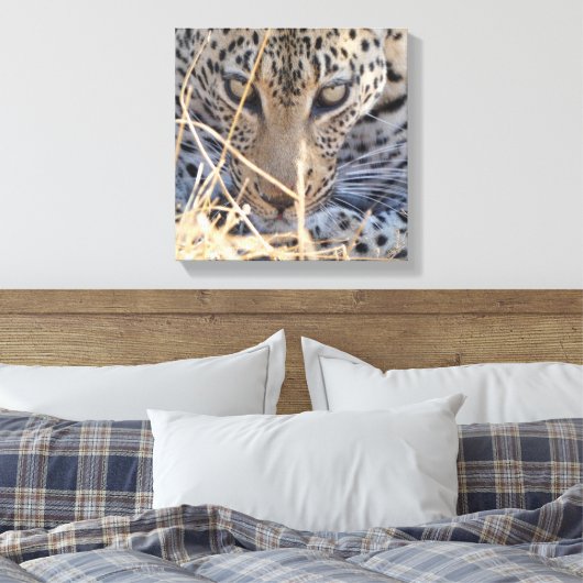 INTENSE LEOPARD EYES CLOSE-UP CANVAS AFDRUK (Insitu (Slaapkamer))