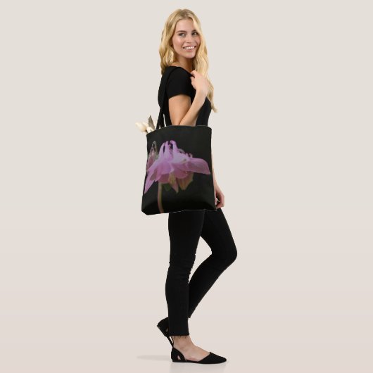 Intense roze Columbinebloem Tote Bag (Op model)
