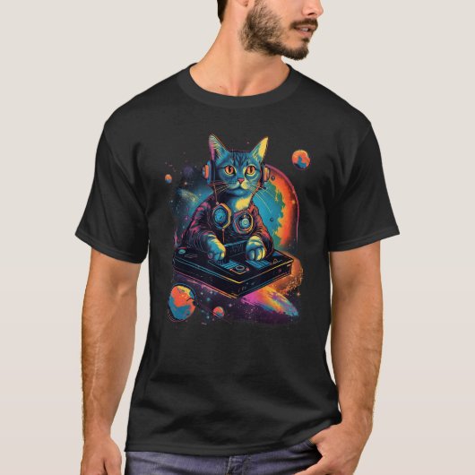 Intergalactische Kosmische DJ Kat Levendige Retro T-shirt (Voorkant)
