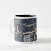 Internationaal ruimtestation in baan om aarde tweekleurige koffiemok (Voorkant links)