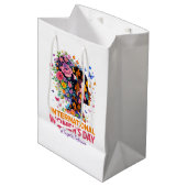 International Women's Day Medium Cadeauzakje (Voorkant Gekanteld)
