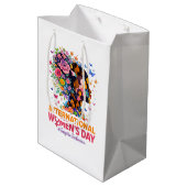 International Women's Day Medium Cadeauzakje (Achterkant Gekanteld)