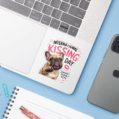 Internationale Kusdag Franse Bulldog Sticker (Laptop met iPhone)