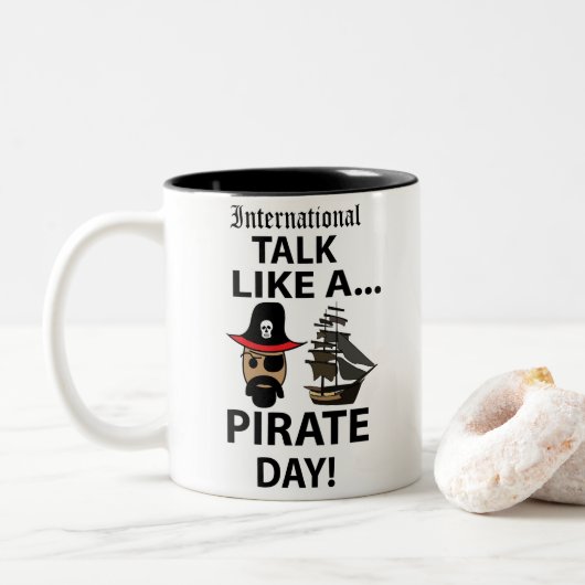 internationale praat als een piratendag tweekleurige koffiemok (Met donut)