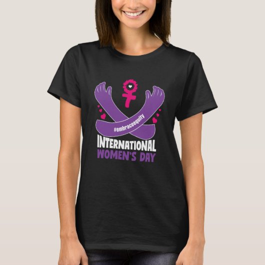 Internationale Vrouwendag 2023 Embrace Equity 8 Ma T-shirt (Voorkant)