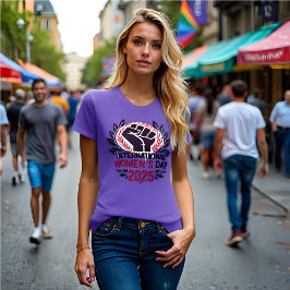 Internationale Vrouwendag 2025: moedig, moedig Paa T-shirt