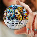 Internationale Vrouwendag | 8 maart Button<br><div class="desc">8 maart is de knop Internationale Vrouwendag. Olieverf stijl vrouwen ai kunst.</div>