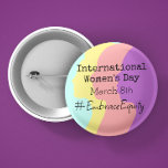 Internationale Vrouwendag is 8 maart Ronde Button 5,7 Cm<br><div class="desc">Internationale Vrouwendag is 8 maart. Verspreid het woord door deze knoop te dragen! #EmbraceEquity</div>