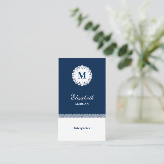 Interpreter Blue White Lace Monogram Visitekaartje (Staand voorkant)