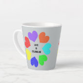Interraciale liefdesregenboogharten latte mok (Linkerhoek)