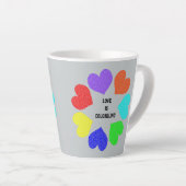Interraciale liefdesregenboogharten latte mok (Rechterhoek)